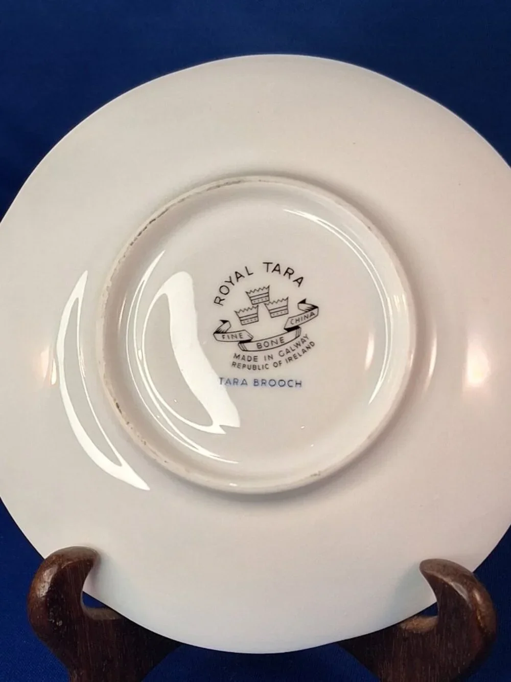 Royal Tara Fine Bone China 6 Pc Set/4 Teacups 2 Saucers Celtic Tara Brooch Eire